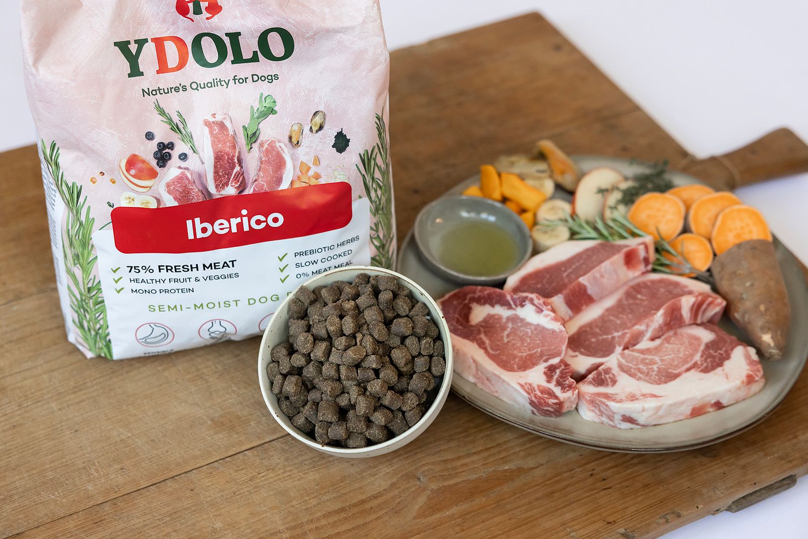 Ydolo Iberico с прясно месо, зеленчуци и купичка полувлажна храна
